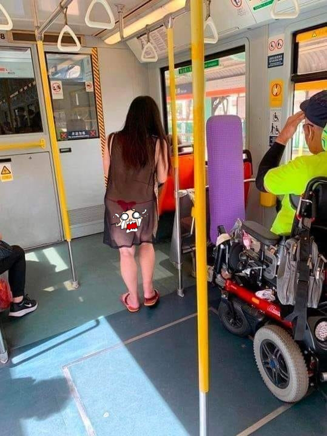 有位薄纱女子搭乘大眾运输，由于可以直接看到薄纱内的丁字裤，也让后方坐轮椅的阿伯看了都扶额头。（翻摄自脸书爆废公社）