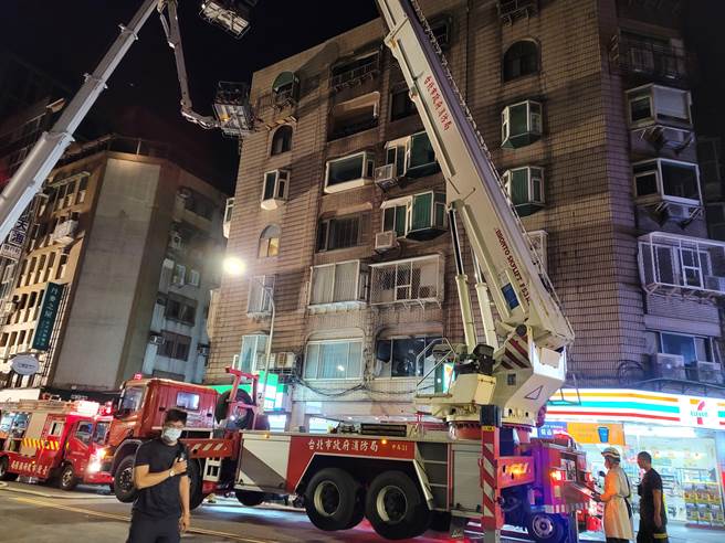 消防人員以雲梯車救下7樓民眾。（林郁平攝）