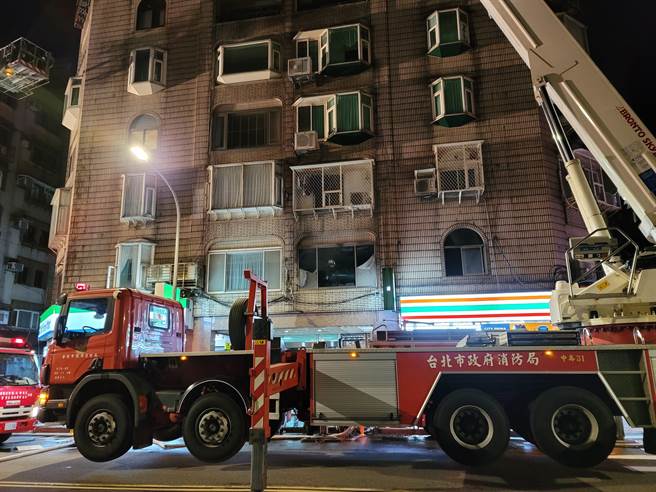 消防人員進入2樓火場拉線撲救。（林郁平攝）