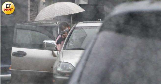 上月25日本刊直击顏佑庭去洗菜家接她出门。（图／本刊摄影组）