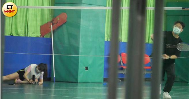 打球过程中洗菜还趴在地上为顏佑庭捕捉打球英姿。（图／本刊摄影组）