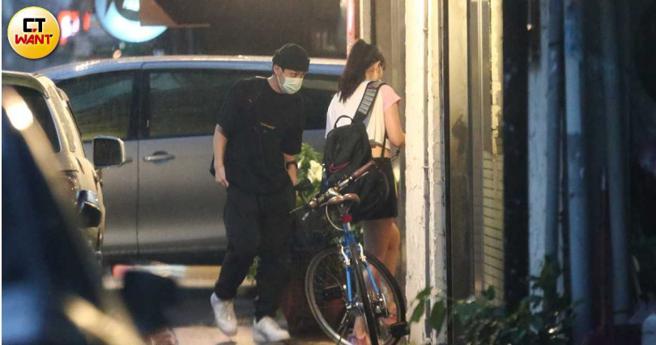 打完球两人与球友们一同去餐厅聚餐。（图／本刊摄影组）