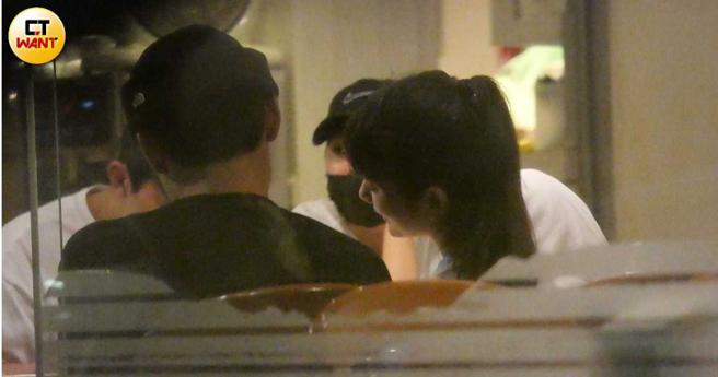 两人并肩而坐，洗菜不时与顏佑庭靠得很近交头接耳。（图／本刊摄影组）