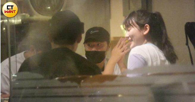 讲到开心处洗菜与顏佑庭两人还击掌扣手指。（图／本刊摄影组）