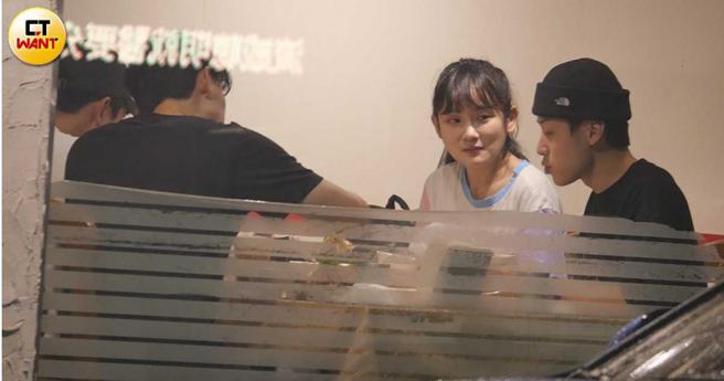 聚餐期间顏佑庭讲话，洗菜总会专注地望着他。（图／本刊摄影组）