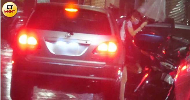 结束与朋友的聚会后，顏佑庭开车送洗菜回家。（图／本刊摄影组）