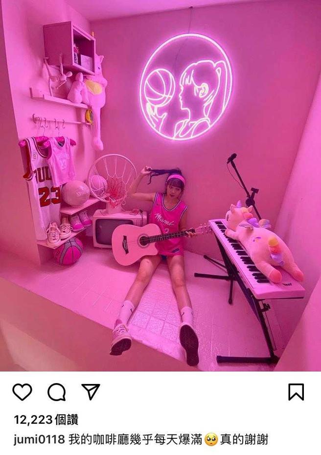 洗菜曾开过网美咖啡厅，在疫情升温前生意不错。（图／取自洗菜IG）