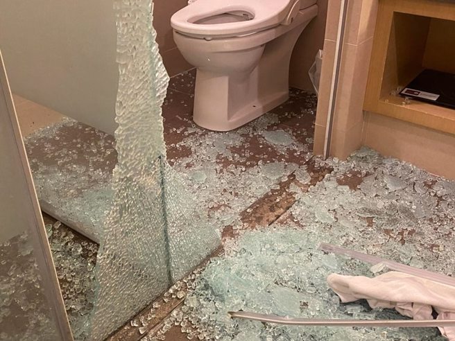 一名網友帶家人住五星飯店，碰上淋浴間玻璃爆裂意外。（翻攝自 爆廢公社）