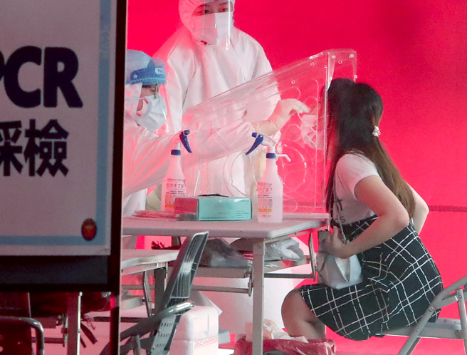 本土疫情尚未降温，仍有不少民眾去筛检站筛检。 （郑任南摄）