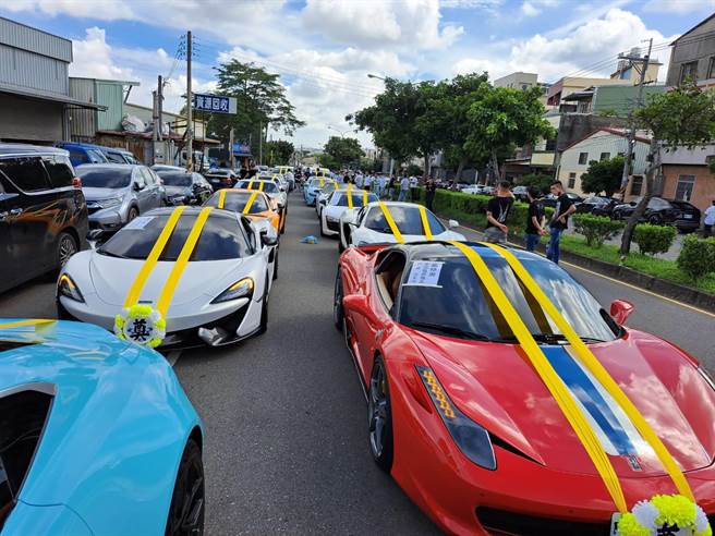 顏清标的3弟顏清山告别式今天举行，多辆高级跑车也加入送行行列。（陈世宗摄）