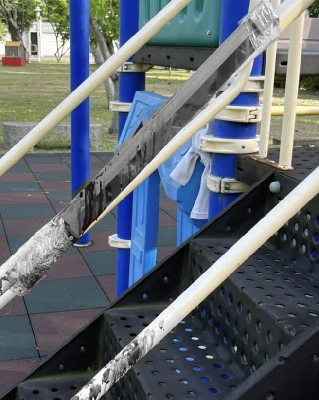 台南市安南区顶美公园儿童游戏区内的楼梯扶手游具，被人刻意绑上1把西瓜刀，上面还留有血迹。（读者提供／洪荣志台南传真）