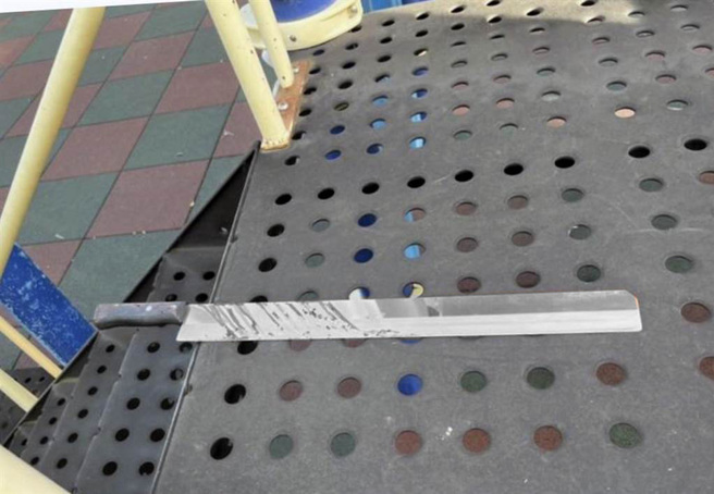 警方到场后将西瓜刀取下，上面血迹斑斑。（读者提供／洪荣志台南传真）