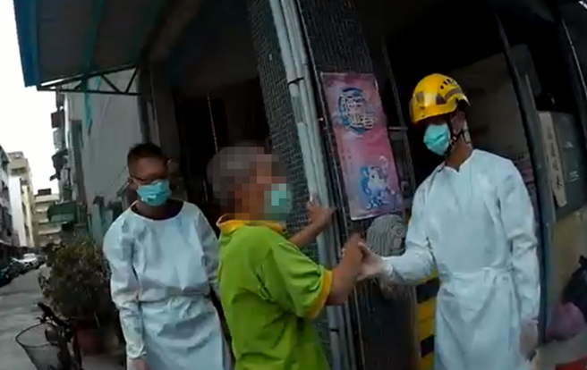 老翁醉倒街頭，鼓山分局內惟派出所員警好心陪伴關切， 一查身分後發現竟是「竊盜通緝犯」。(蘇育宣翻攝)