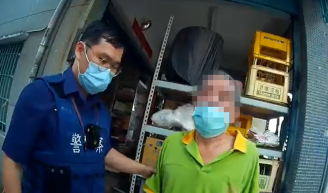 老翁醉倒街頭，鼓山分局內惟派出所員警好心陪伴關切， 一查身分後發現竟是「竊盜通緝犯」。(蘇育宣翻攝)