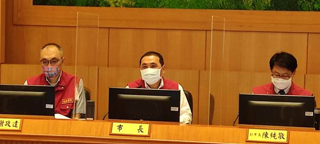 面对边境将开放，新北市长侯友宜（中）希望中央提早跟国人报告讲清楚，地方才好配合、提早准备。（陈慰慈摄）