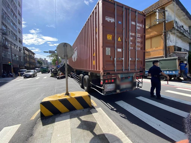 汐止大同路上午发生联结车与机车车祸。（新北市消防局提供）