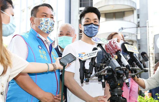 国民党台北市长参选人蒋万安（右）1日出席「士林区仁勇里端午节活动」，针对中正纪念堂转型问题回应，中正纪念堂共同记忆歷史一部分，不允许政党片面改变，「我主张，现有基础不允许改变」。（陈俊吉摄）