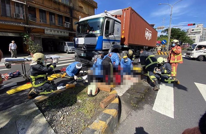 汐止大同路上午发生联结车与机车车祸。（新北市消防局提供）