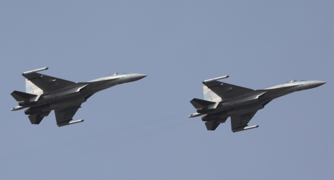 中方空军苏（Su）－35战机2018年2月飞赴南海战巡的画面。（新华社）