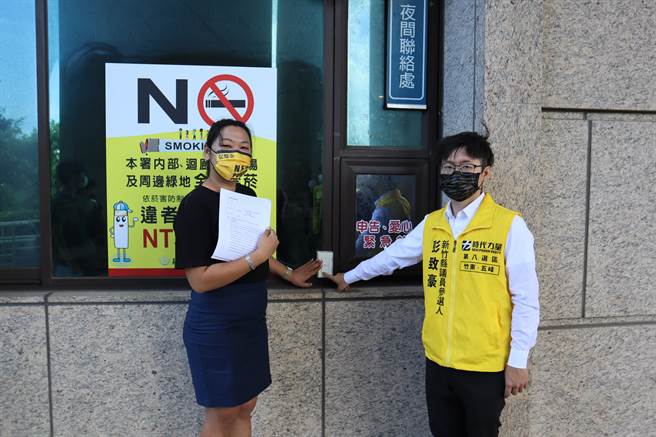 新竹縣議員連郁婷（左）前往新竹地檢署按鈴告發新竹縣警局。（邱立雅攝）