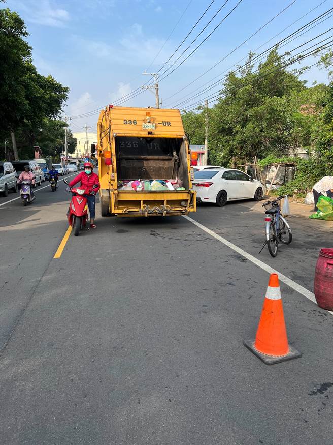 垃圾车只能停在车道收运，每天造成长达30分钟交通黑暗期。（市议员萧隆泽提供）