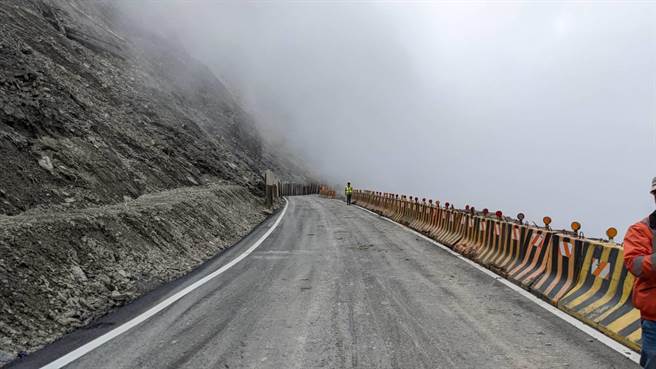 台8線中橫公路117.4公里處花蓮縣秀林鄉關原路段4月底上邊坡發生大規模崩塌，經公路總局積極搶修，已於5月底完成便道搶通鋪設瀝青路面，原訂今天通車，但整體工程卻因近日連續大雨影響，開放通行時間也將延至本月8日。（公路總局提供／羅亦晽花蓮傳真）