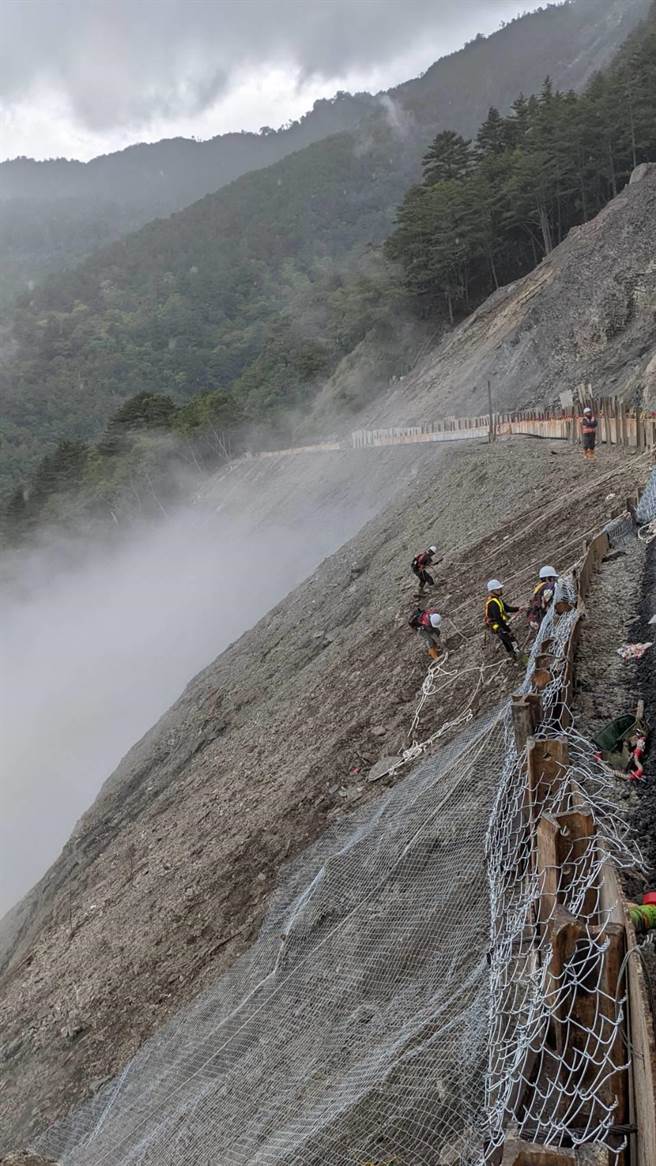 台8線中橫公路117.4公里處花蓮縣秀林鄉關原路段4月底上邊坡發生大規模崩塌，經公路總局積極搶修，本原訂今天通車，但邊坡搶修等工程因近日連續大雨影響，以致開放通行時間將延至本月8日。（公路總局提供／羅亦晽花蓮傳真）