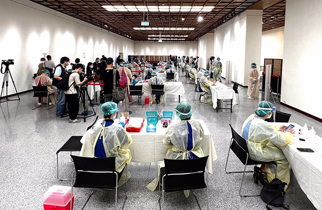 中正紀念堂兒童BNT疫苗接種站1日啟用，上午並未出現排隊人潮。（范揚光攝）