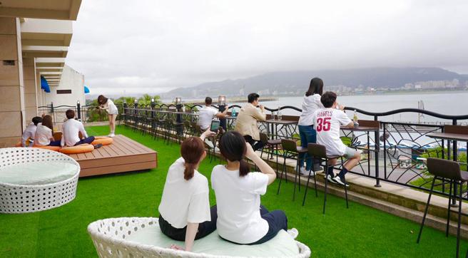 福容大飯店淡水漁人碼頭店的河岸露臺。（福容大飯店提供）