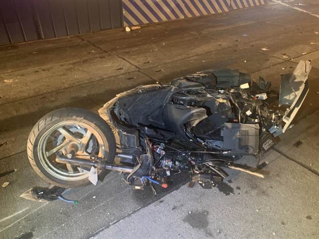 彭姓男子骑机车自撞，伤重不治。（警方提供）