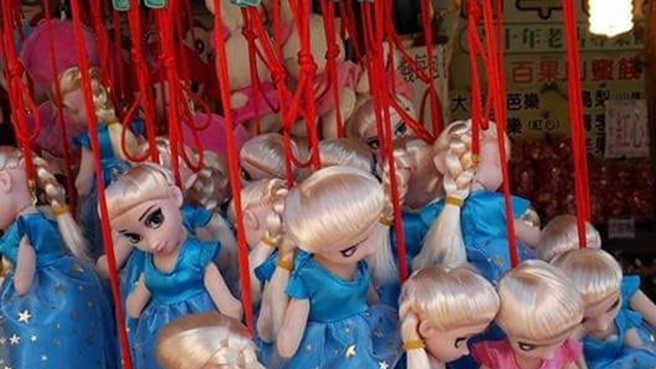 一款为「冰雪奇缘」的Elsa香包，挂在脖子上的红绳，绑在Elsa的秀髮上，看起来相当惊人。（图／翻摄自小废物俱乐部）