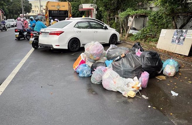 垃圾车只能停在车道收运，每天造成长达30分钟交通黑暗期。（市议员萧隆泽提供）