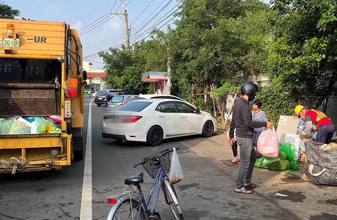 
垃圾车只能停在车道收运，每天造成长达30分钟交通黑暗期。（市议员萧隆泽提供）