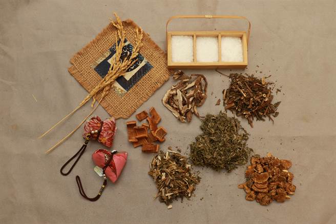 民眾可将石菖蒲、艾叶等药材研磨成粉制成香囊随身携带，就像是带着一个作用非凡的「空气净化器」，既应景又环保。（台中慈济医院提供）