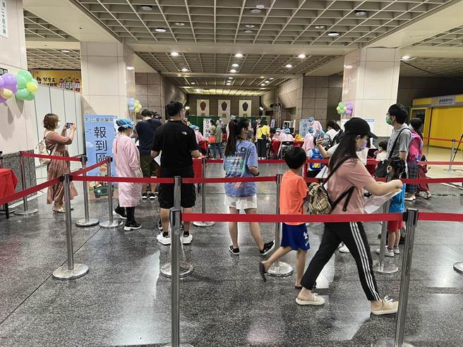 板橋車站兒童疫苗接種站上午開打，現場秩序良好。（王揚傑攝）