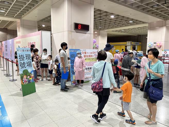 板橋車站兒童疫苗接種站上午開打，現場秩序良好。（王揚傑攝）