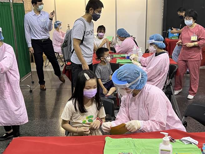 板橋車站兒童疫苗接種站上午開打，現場秩序良好。（王揚傑攝）