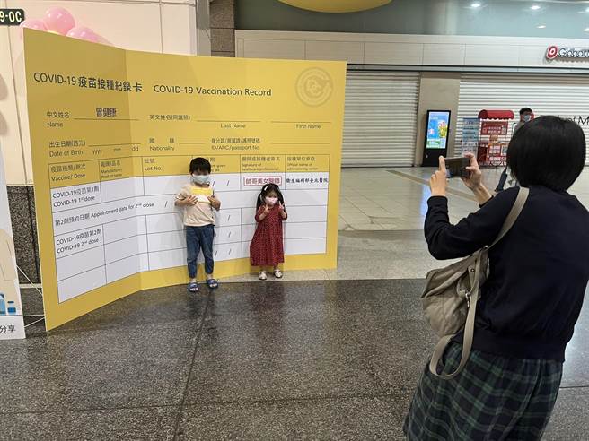 台北醫院特別布置現場，讓小朋友拍照打卡留下紀念。（王揚傑攝）