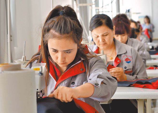 大陆驻欧盟使团1日强调，欧盟方面指出联合国人权高专访华受限等说法非事实。图为新疆伊寧职训中心在培训女工制作成衣。（新华社）