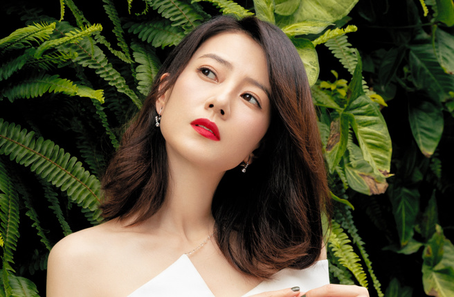 高圓圓日前曝光兩張童年照，從小就是美人胚子。（圖／微博）