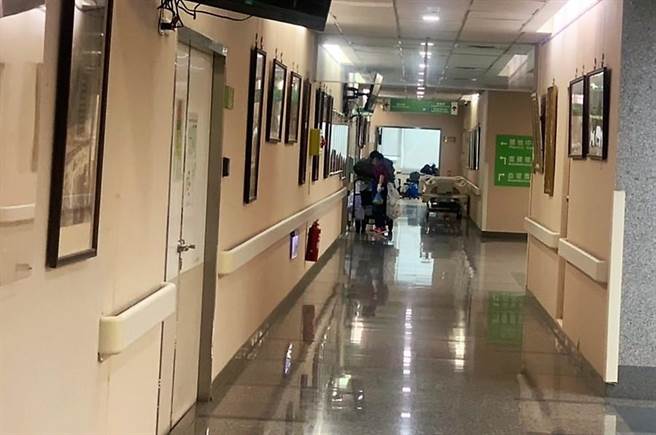 澎湖县一家老人养护机构因部分住民出现发烧咳嗽现象，经筛检发现15位住民、3位工作人员呈现阳性反应。（张茂雄摄）