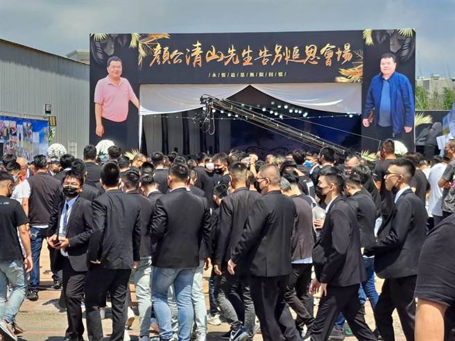 顏家今天在沙鹿正義路服務處前舉行告別式，全國各地上百團體、上千人場送「四哥」最後一程。（陳世宗攝）