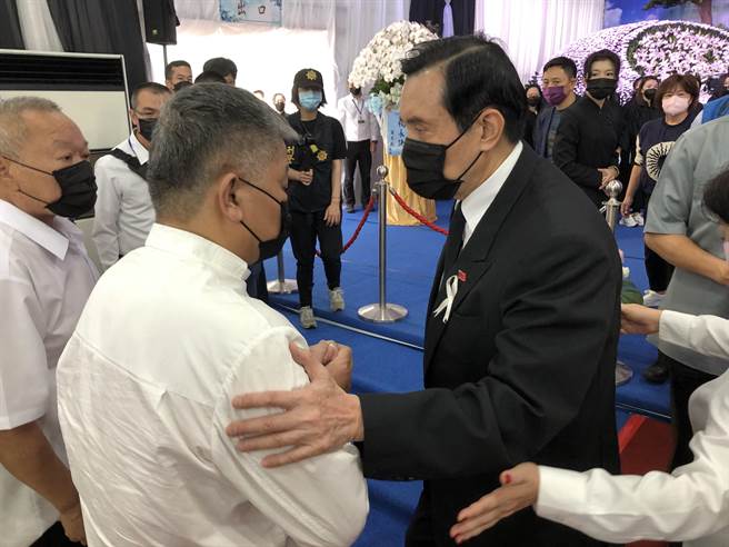 馬英九趨前向大甲鎮瀾宮董事長顏清標致意。（陳世宗攝）