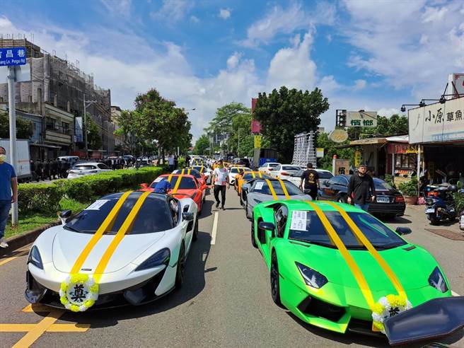 色彩亮麗的藍寶堅尼等高級轎車送「四哥」最後一程。（陳世宗攝）