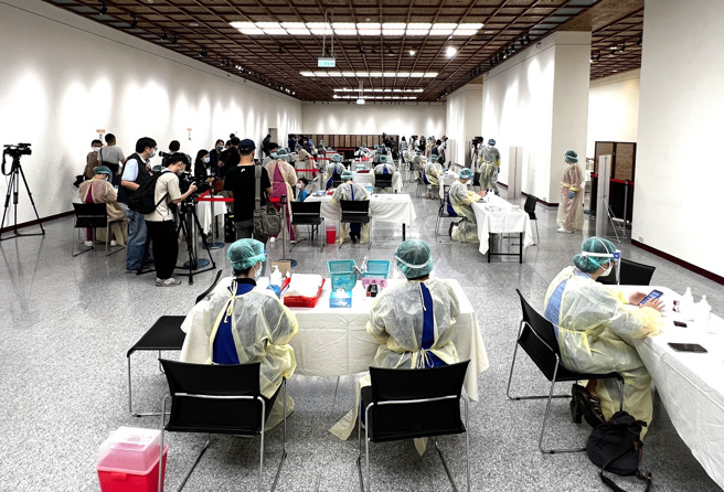 小儿科医师张博扬表示，许多儿童在学校打完新冠疫苗两天后就确诊了，然后就全家染疫，认为学校打疫苗都会造成感染，更何况大型接种站。图为自由广场儿童打疫苗照。（图／记者范扬光摄影）