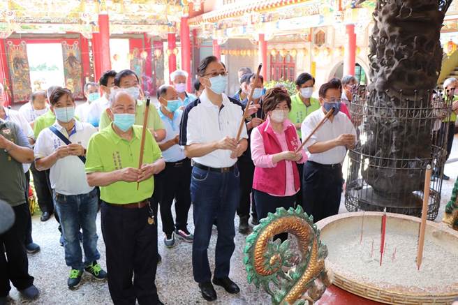 国民党桃园市长参选人张善政请益之旅今日来到桃园新屋长祥宫参拜。（蔡明亘摄）