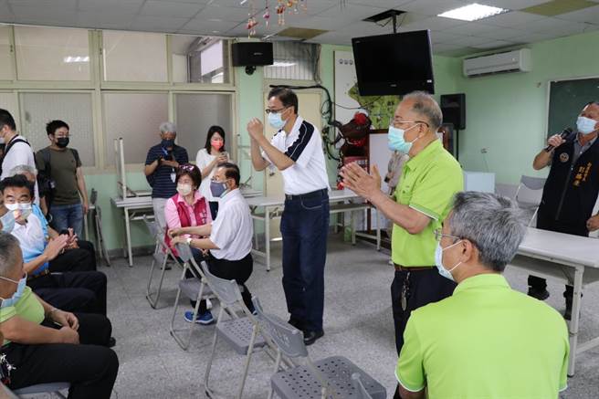 张善政承诺若当选，将不分蓝绿为乡亲服务。（蔡明亘摄）