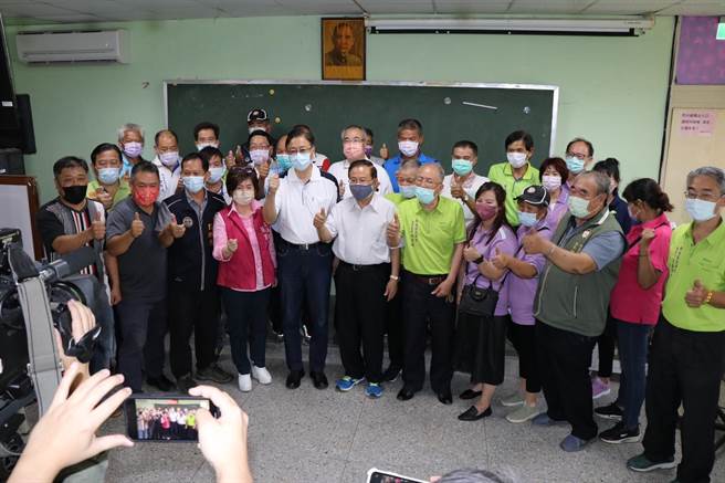 张善政拜会新屋区23名里长。（蔡明亘摄）