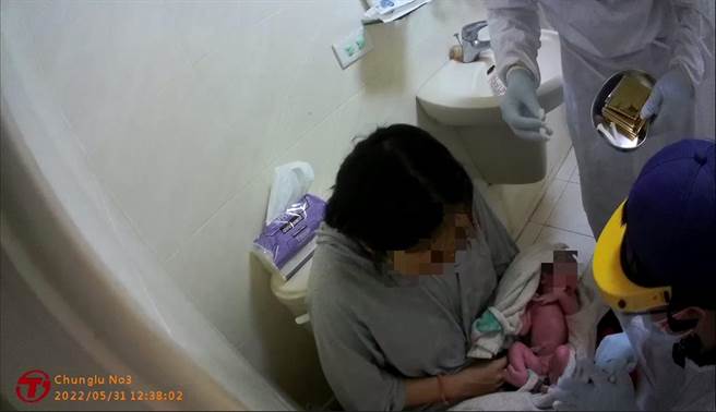 桃园市政府消防局中路分队上月31日下午接获孕妇急产案件，出动了4名消防人员前往，到达现场时发现孕妇已生产，随即协助送医。（翻摄照片）