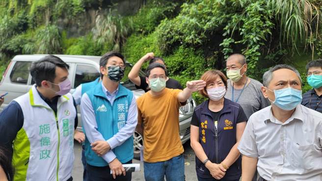 基隆復興隧道發生土石崩塌，立委蔡適應、議員宋瑋莉、張秉鈞、莊敬聖及各相關單位進行現場會勘。（蔡適應服務處提供／張志康基隆傳真）